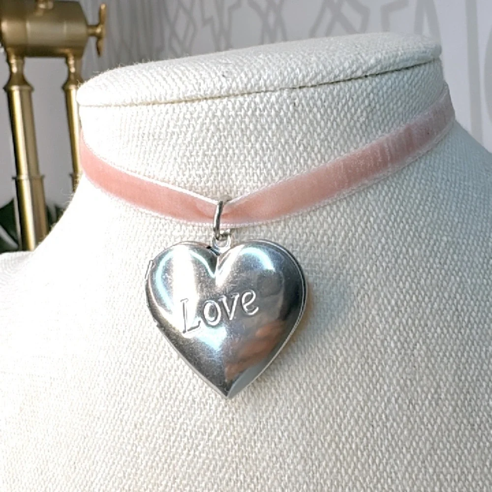 Large vintage love 🤍 locket on dusty pink vintage velvet ribbon - Picture 1 of 7